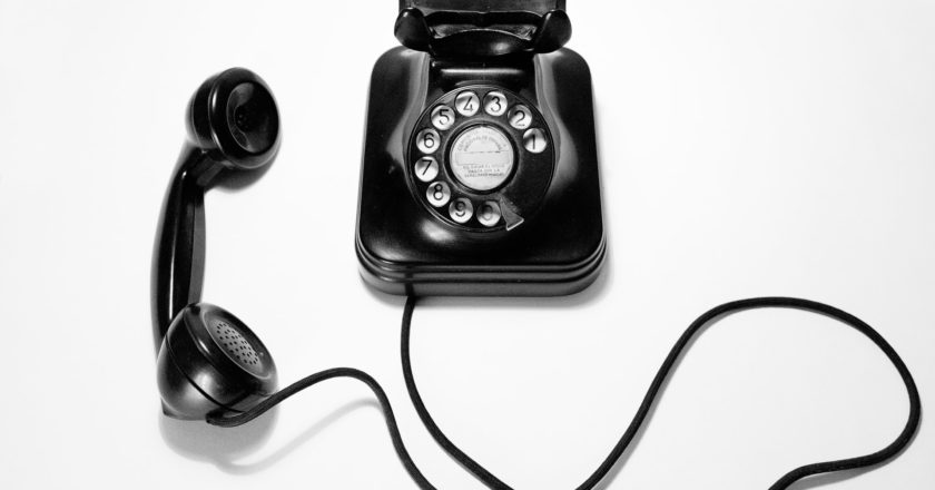 3 Things to Consider Before Implementing AI with Human Voice in Your Call Center